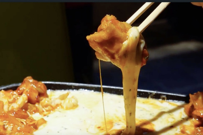 新大久保 韓国料理 ホンデポチャ えびチーズフォンデュ チーズタッカルビのリフト