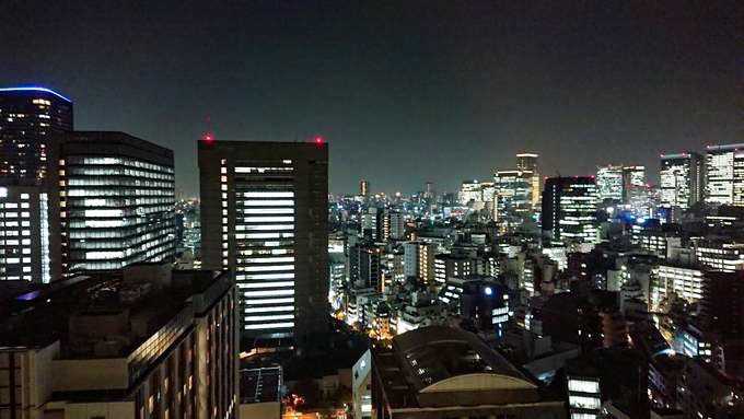 明治大学の学生食堂スカイラウンジ暁からの夜景