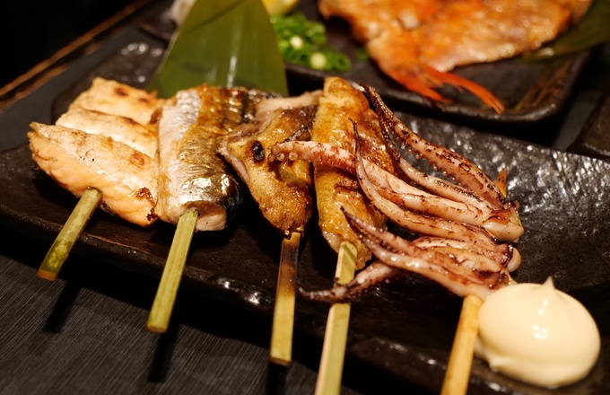 新宿区役所前のひもの屋、干物串5種盛り合わせ