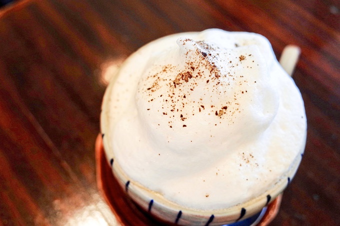 高円寺のヴィーガンカフェ「meu nota」のほうじ茶ラテ