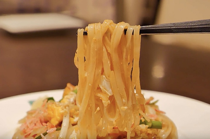 丸の内にあるタイ料理専門店『バンコクキッチン』の海老入りタイ風焼きそば