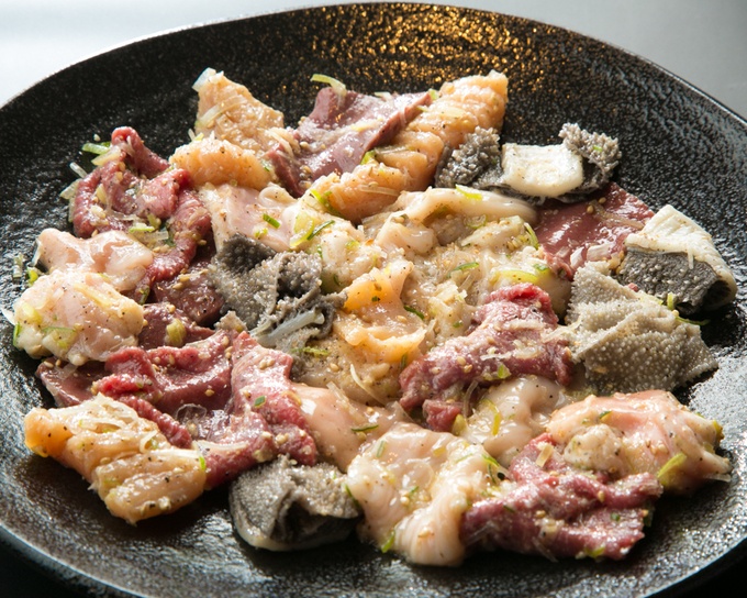 黒毛和牛焼肉うし雅 6種のホルモンのごっちゃ盛り