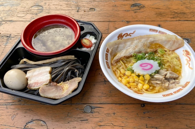 大阪西大橋のラーメン店『いかれたヌードルFishtons』の「烏賊れたbabyつけ麺」、東京高円寺のラーメン店『らーめん じゃぐら』の「はみ出し炙りチャーシュー背脂生姜みそラーメン」