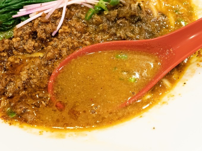 国分寺の担々麺専門店、人気ラーメン店「ほん田」監修の「紅麗」のスープ