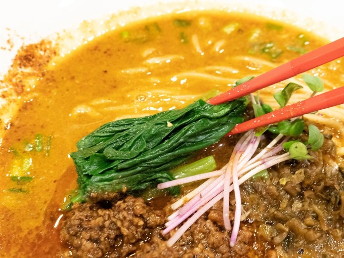 国分寺の担々麺専門店、人気ラーメン店「ほん田」監修の「紅麗」の小松菜