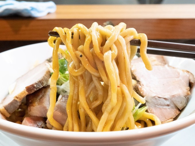 練馬「ドリルマン」でおすすめのまぜそば「肉ABURASSO」の麺