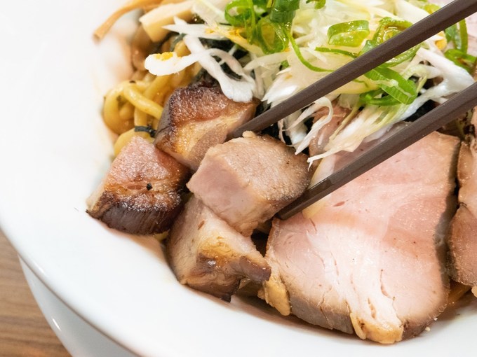 練馬「ドリルマン」でおすすめのまぜそば「肉ABURASSO」の炭焼きチャーシュー