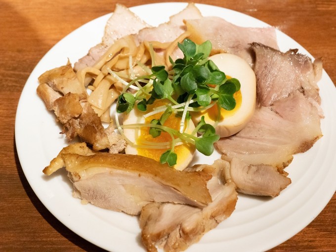 燻製ラーメンが食べられる要町「KEMURI」のトッピング