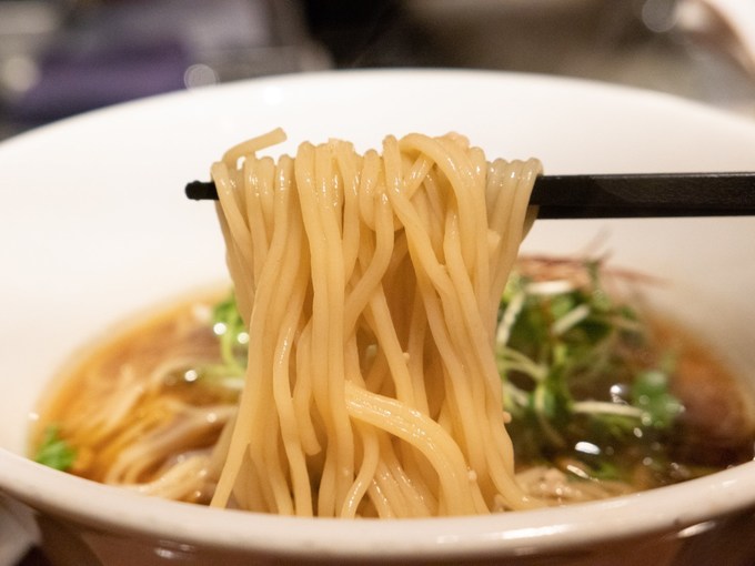 燻製ラーメンが食べられる要町「KEMURI」の麺は中細ストレート
