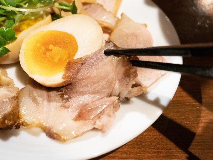 燻製ラーメンが食べられる要町「KEMURI」の炙りベーコン