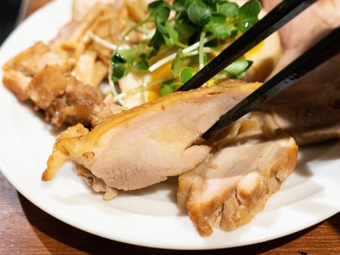 燻製ラーメンが食べられる要町「KEMURI」のスモークチキン