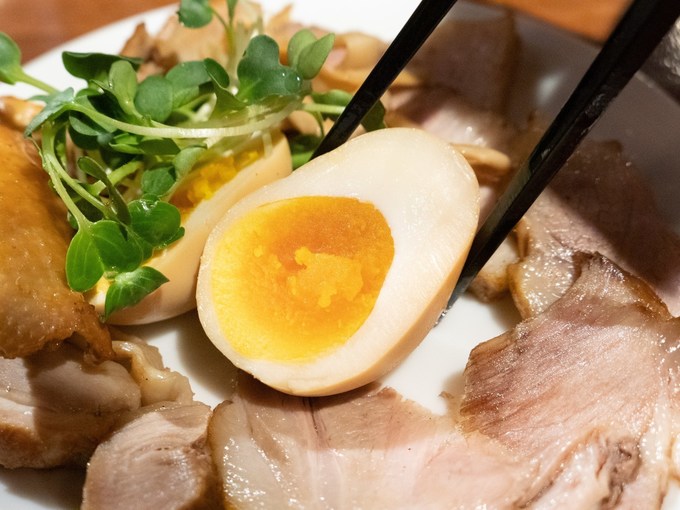 燻製ラーメンが食べられる要町「KEMURI」の燻製玉子