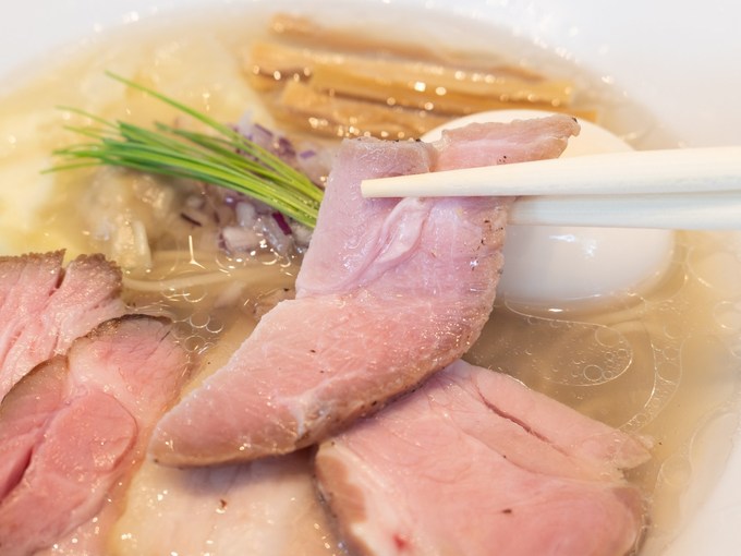 TRY大賞新人大賞に輝いた、雑色『宍道湖しじみ中華蕎麦 琥珀』のしじみラーメンのチャーシュー1