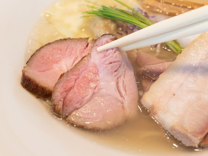 TRY大賞新人大賞に輝いた、雑色『宍道湖しじみ中華蕎麦 琥珀』のしじみラーメンのチャーシュー2