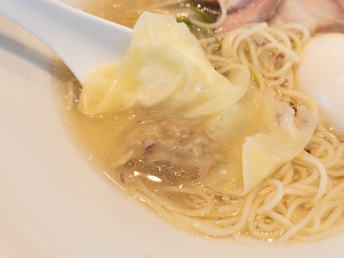 TRY大賞新人大賞に輝いた、雑色『宍道湖しじみ中華蕎麦 琥珀』のしじみラーメンのワンタン