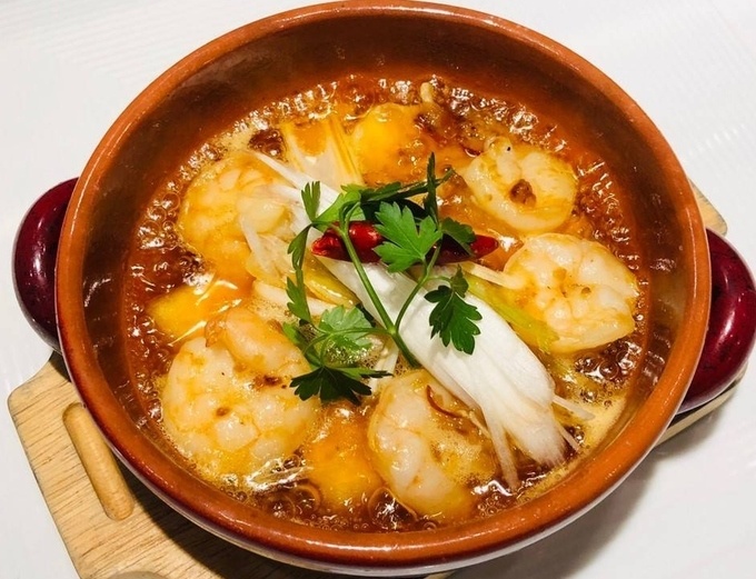 飯田橋のバル『スペイン酒場P』の「大粒海老と厚揚げのアヒージヨ」