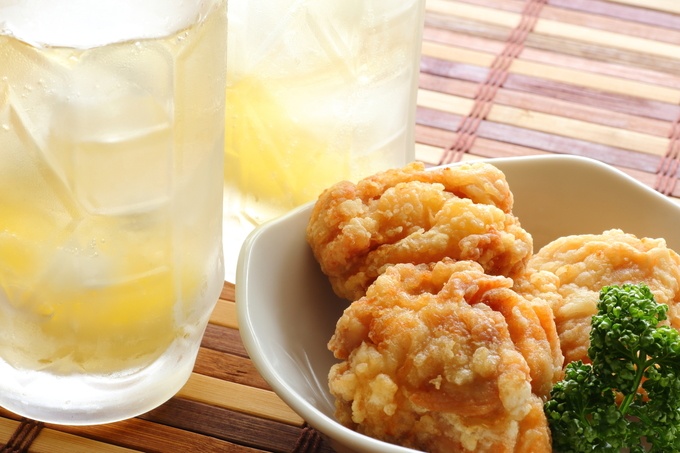 re:Dine GINZAの『茶割』のお茶割りと唐揚げのイメージ