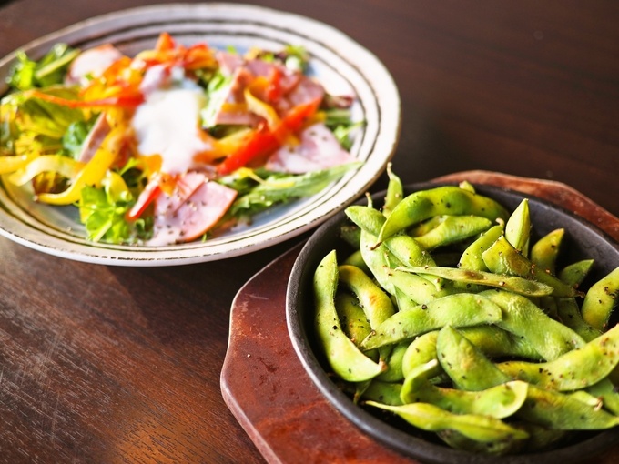 『鉄飯居酒屋 Grulli 』の「シーザーサラダ」と「ブラックペッパー枝豆」