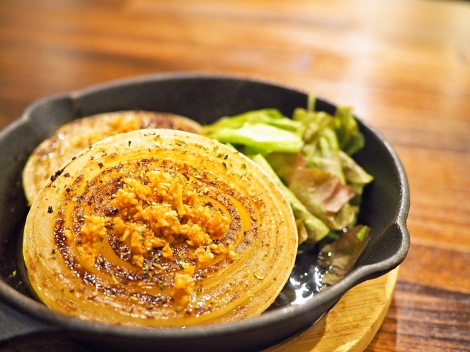 旬菜居酒屋 Aji菜の「玉ねぎガーリックステーキ」