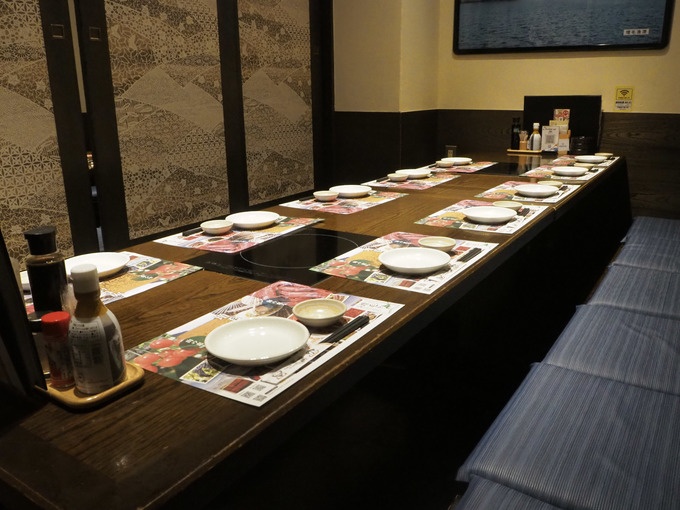 新宿駅西口の海鮮居酒屋『遠藤水産』の内観写真