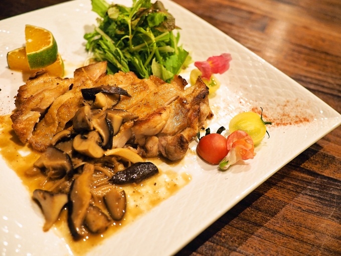 旬菜居酒屋 Aji菜の「チキンガーリックステーキ たっぷり木の子ソース」