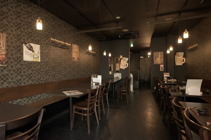 『鉄飯居酒屋 Grulli』2階はシックな色調で最大45名で貸し切り可能