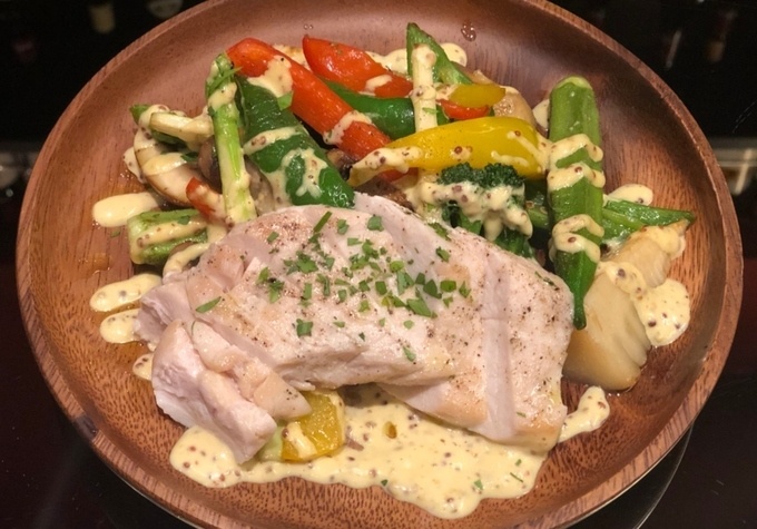 自由が丘のバー『SAKABA SOU』の大山どりムネ肉とたっぷり野菜のオーブン焼き