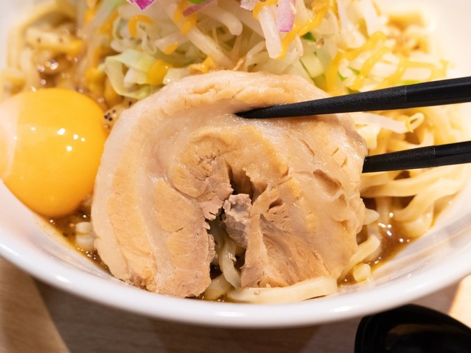 御茶ノ水でおすすめのラーメン店『シン・アジト』のまぜそばのほろほろチャーシュー