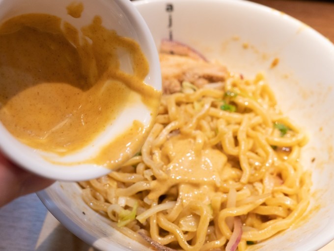 御茶ノ水でおすすめのラーメン店『シン・アジト』のまぜそばの味変カレーマヨ