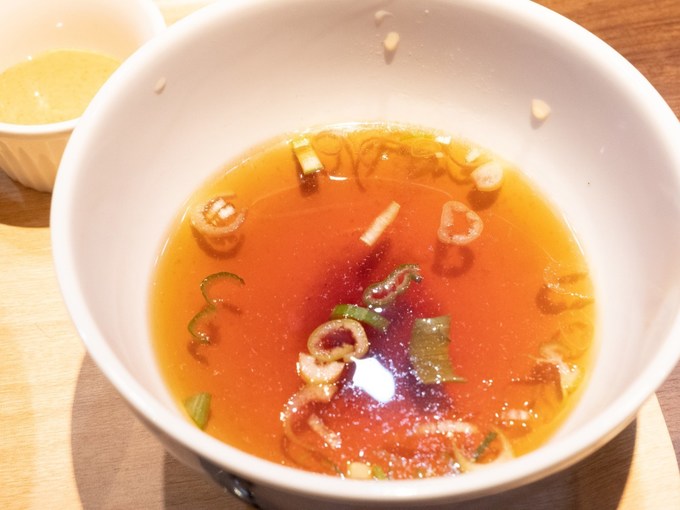 御茶ノ水でおすすめのラーメン店『シン・アジト』のまぜそばについてるスープ