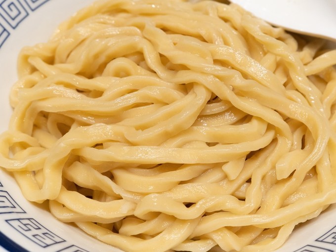 新宿でおすすめの新ラーメン店『中華そば つけめん 玉』の超モチモチな作りたての麺