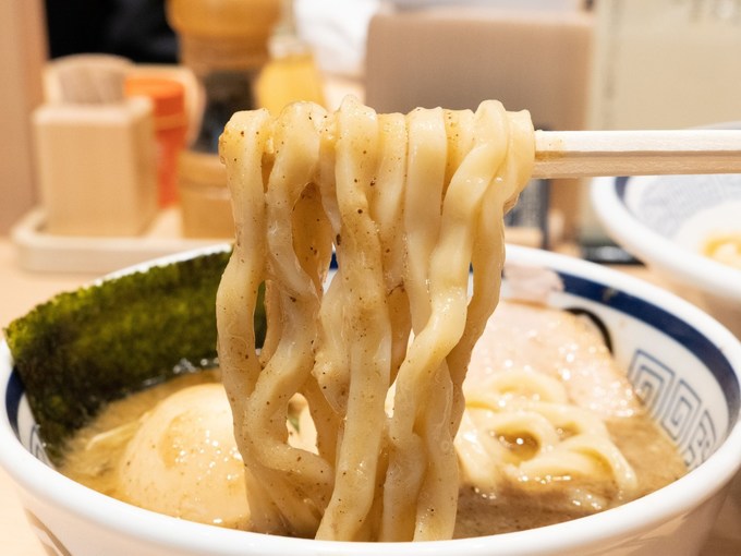 新宿でおすすめの新ラーメン店『中華そば つけめん 玉』の濃厚スープに麺がよく絡む