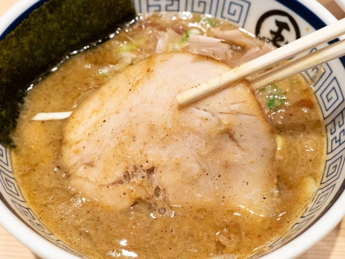 新宿でおすすめの新ラーメン店『中華そば つけめん 玉』の柔らかくて大きいチャーシュー