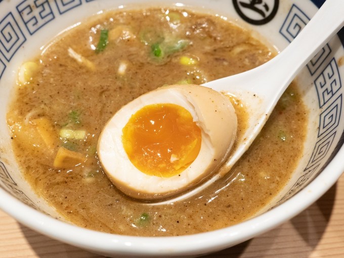 新宿でおすすめの新ラーメン店『中華そば つけめん 玉』の味玉