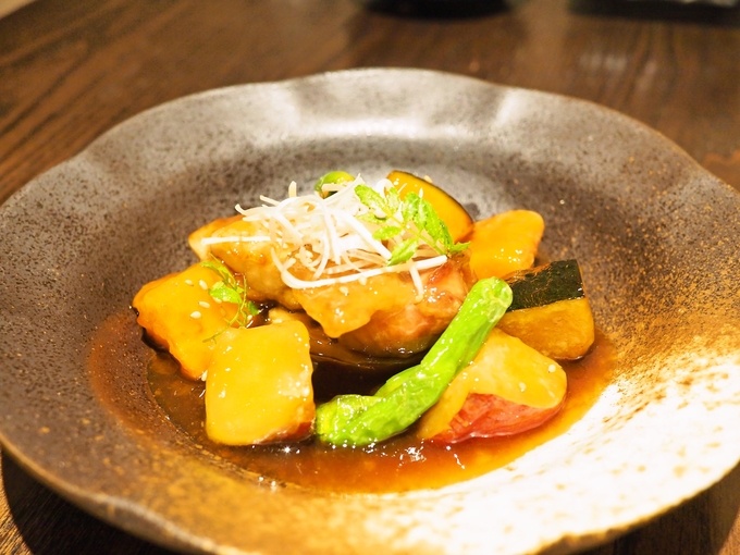 「香鶏と野菜の甘辛煮」700円(税抜)