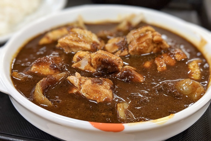 松屋のゴロゴロチキン煮込みカレーはチキンがごろごろいっぱい