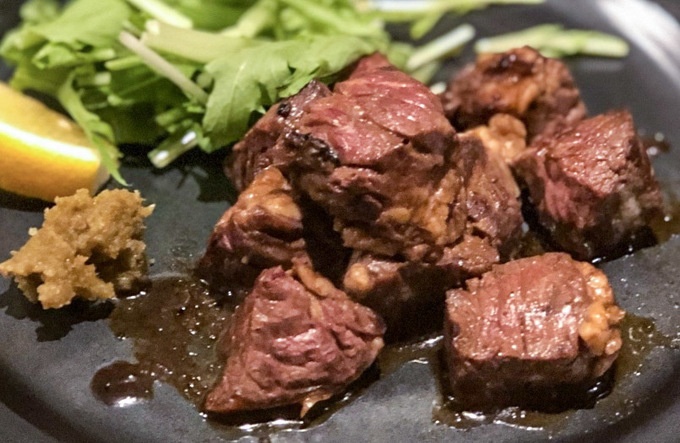 中野にある肉料理メインの居酒屋『鉄炙り 肉乃なかの』の「店長特製ソースで仕上げる牛ハラミキューブステーキ」