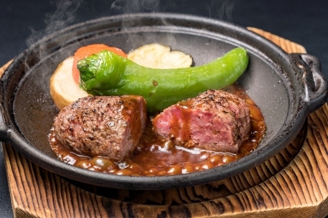 渋谷のチェーン居酒屋『もつ吉』の名物ハンバーグ