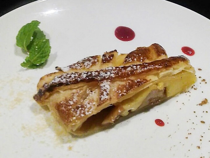 北参道にあるイタリアンレストラン『Osteria gravino』の温かい紅玉りんごのカスタードパイ