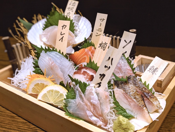 新宿駅西口の海鮮居酒屋『遠藤水産』の「刺身7点盛り合わせ」