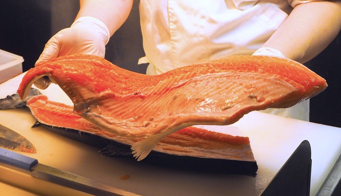 新宿駅西口の海鮮居酒屋『遠藤水産』のサーモン解体ショー