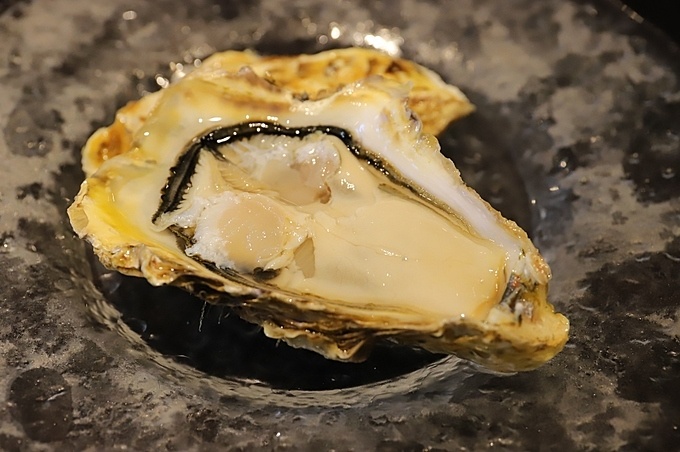 北参道にあるイタリアンレストラン『Osteria gravino』の生牡蠣