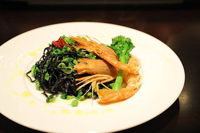 北参道にあるイタリアンレストラン『Osteria gravino』の「赤海老と菜の花のイカスミを練り込んだ自家製パスタ」