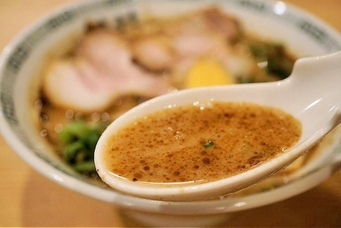 桂花ラーメン新宿末広店の「桂花拉麺」のスープ
