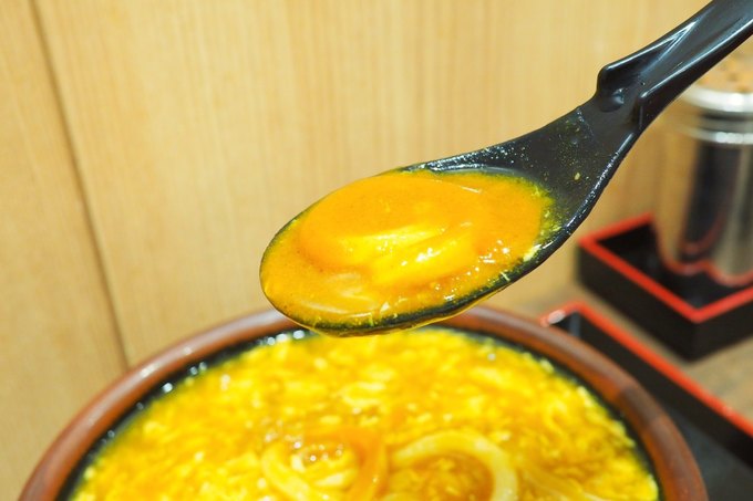 うどん専門店 つくもうどん塩小路本店 の 鶏卵カレーうどん