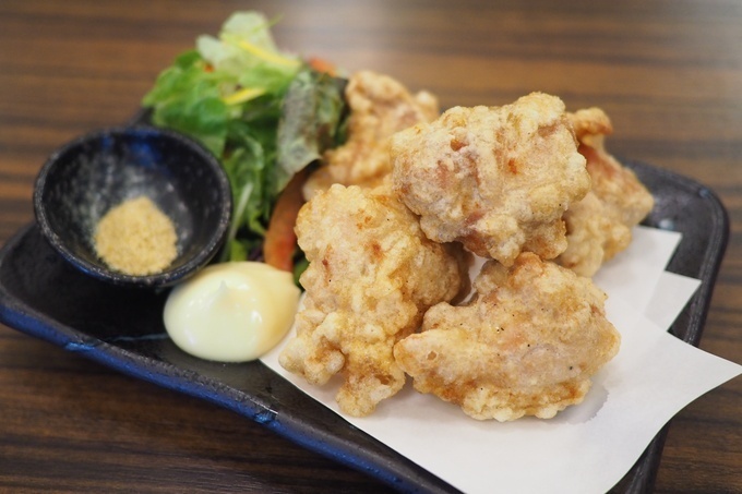 鶏のチョモランマ 亀有店 黄金の若鶏もも肉の唐揚げ