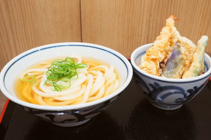 うどん専門店 つくもうどん塩小路本店 の かけうどんとミニ天丼セット