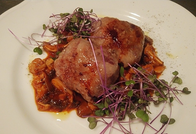 Trattoria Evoluzione(トラットリア エヴォルツィオーネ)「イベリコ豚のホホ肉と豚足のアブルッツォ風 ン・ドゥッカ」