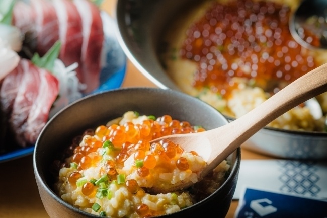 日本酒と海鮮 角打ち屋 新橋の「海鮮痛風鍋」のシメ、背徳の「いくら雑炊」