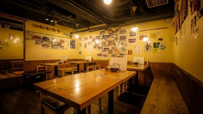 日本酒と海鮮 角打ち屋 新橋の内観画像 テーブル席